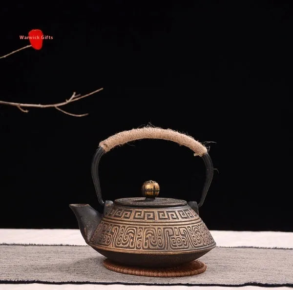 Cast iron teapot with traditional Japanese-style pattern and 0.9 litre capacity