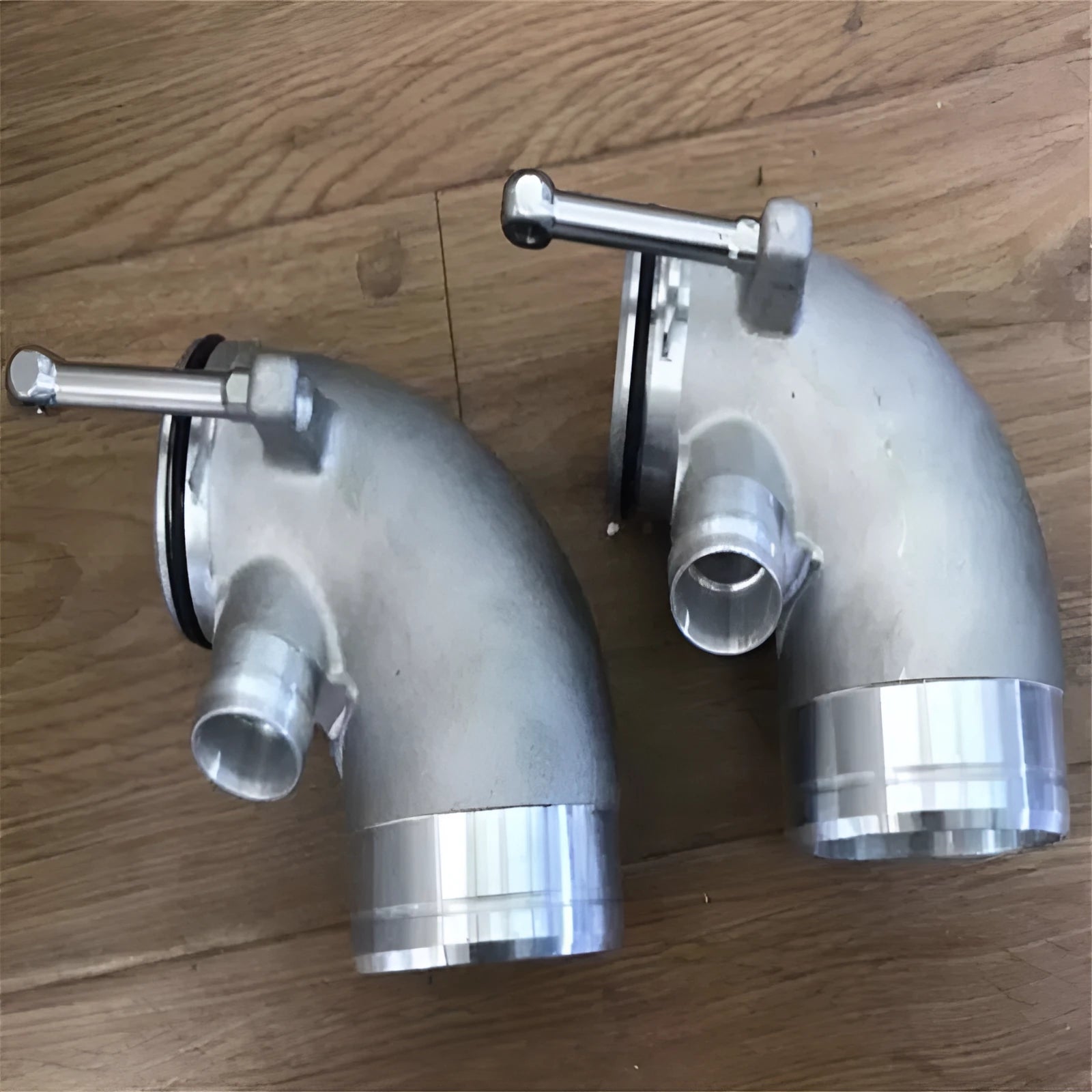 Aluminium alloy 90-degree turbine tube elbow for lateral engine turbo systems