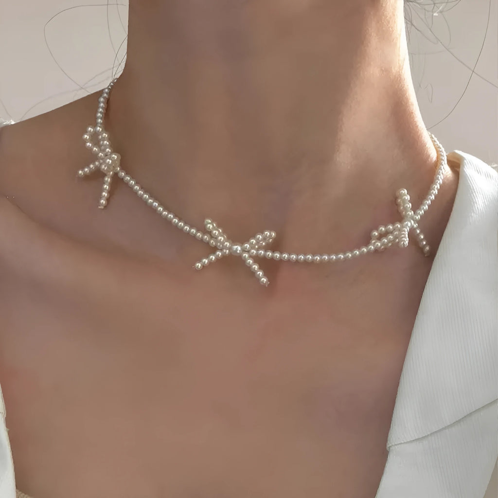 White bow pearl necklace with adjustable chain length from 31cm to 40cm