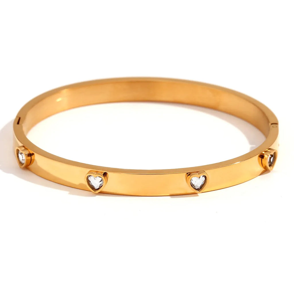 A stainless steel bracelet with a micro-inlaid peach heart charm in green or white diamond colour.