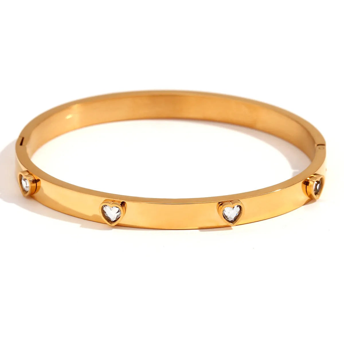 A stainless steel bracelet with a micro-inlaid peach heart charm in green or white diamond colour.