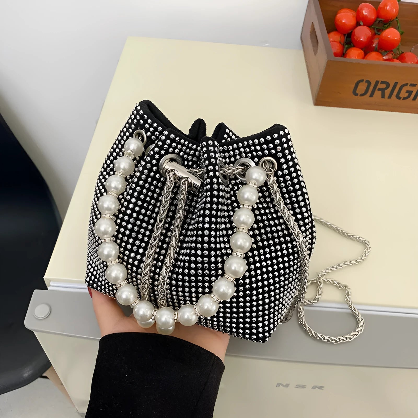Light diamond PU crossbody shoulder bag with chain strap in bucket shape.