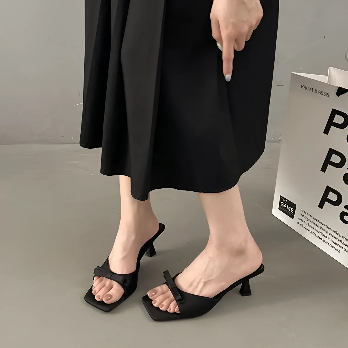 Bow slippers with PU upper and rubber sole in black, white, or pink, sizes 34 to 40