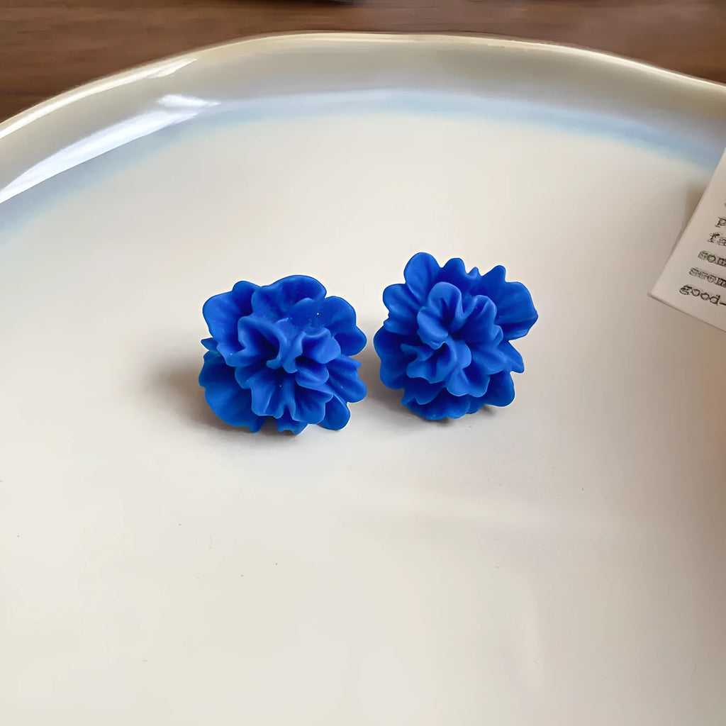 Geometric cloth earrings with blue resin flower and silver needle colour details