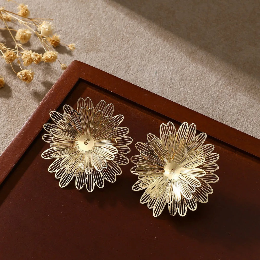 Three-dimensional hollow flower earrings in gold or silver alloy with daisy and petal design