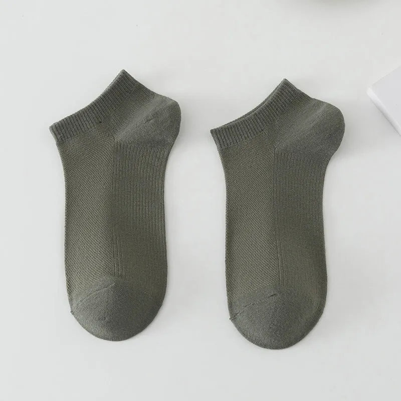 Men's solid colour low-cut boat socks in breathable polyester fabric showing free size fit