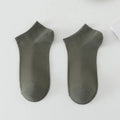 Men's solid colour low-cut boat socks in breathable polyester fabric showing free size fit