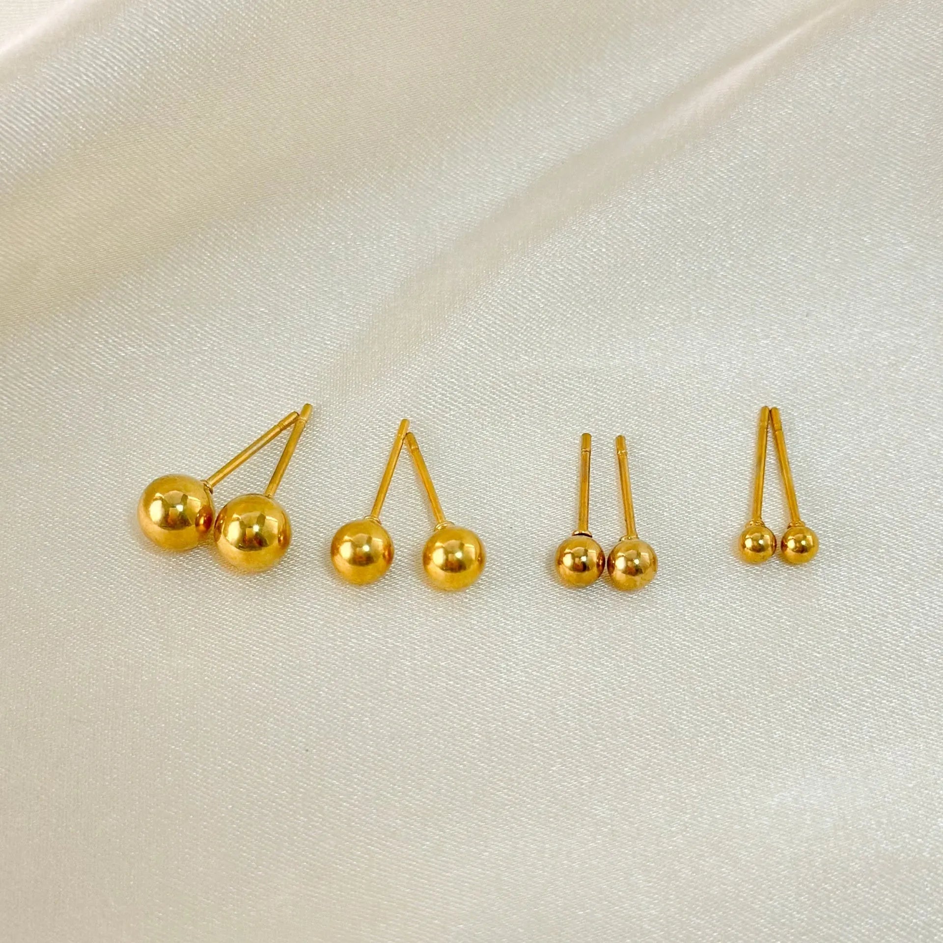 Stainless steel ball stud earrings with 18K electroplating in minimalist round design