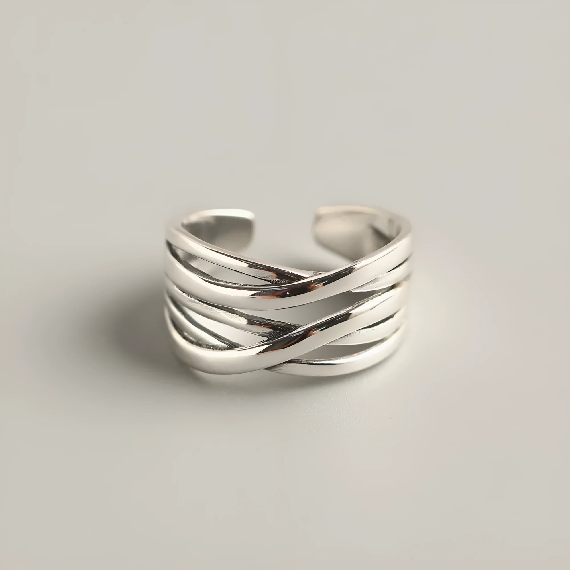 Close-up of a women's S925 sterling silver ring with a vintage weave pattern and retro silver finish.