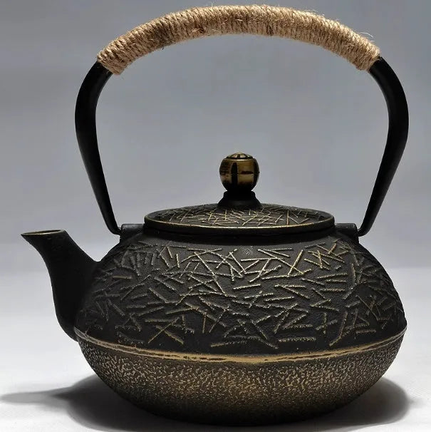 Cast iron teapot with traditional Japanese-style pattern and 0.9 litre capacity