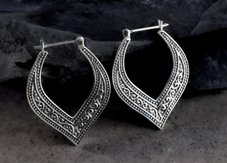 Antique silver alloy carved heart earrings with geometric ethnic style design, one pair