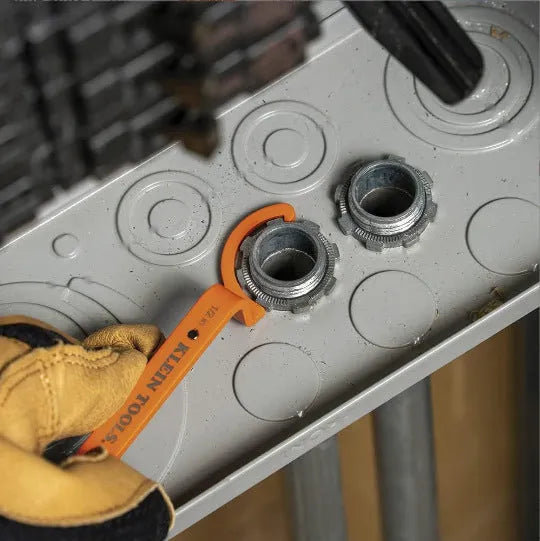 Crescent magnetic suction wrench three-piece kit in orange, grey and black colours with catheter locking function