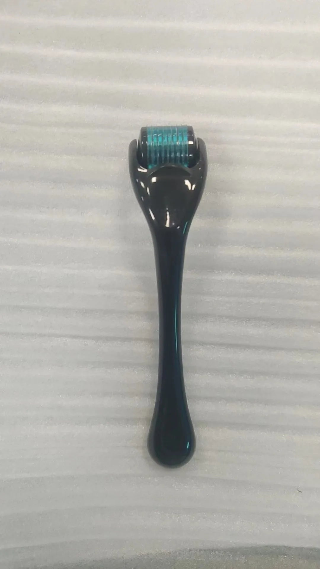 540 Micro Needle Roller device with mechanical font size display showing needle specification