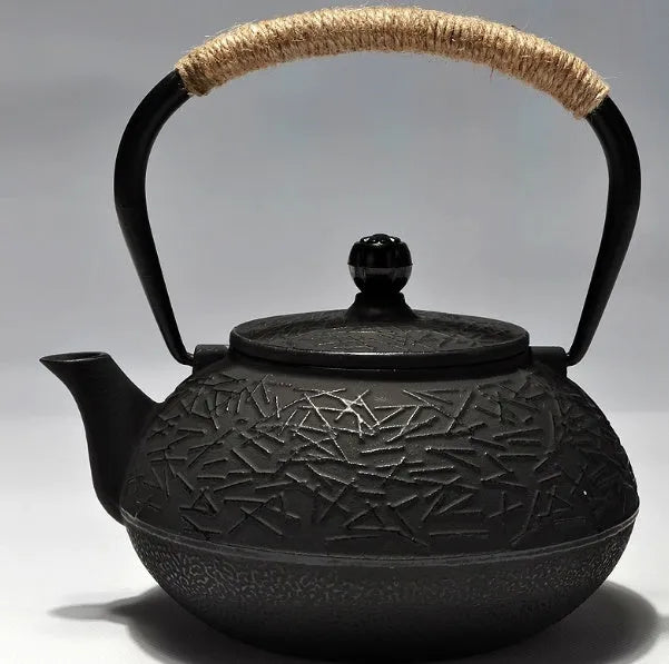 Cast iron teapot with traditional Japanese-style pattern and 0.9 litre capacity