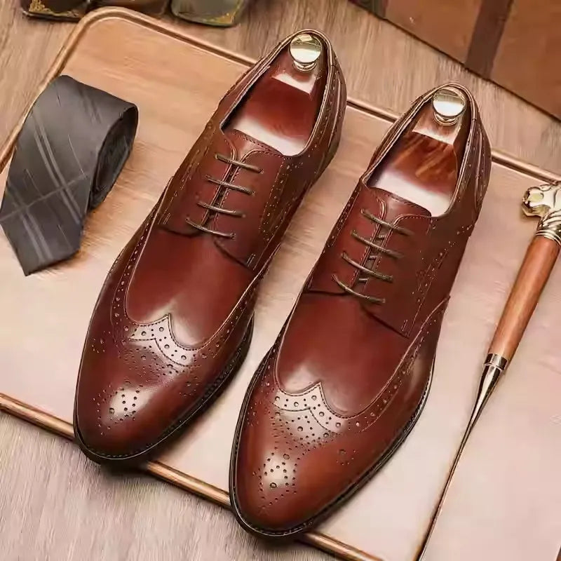 Men's British pointed toe brogue formal shoes with carved patterns in burgundy colour