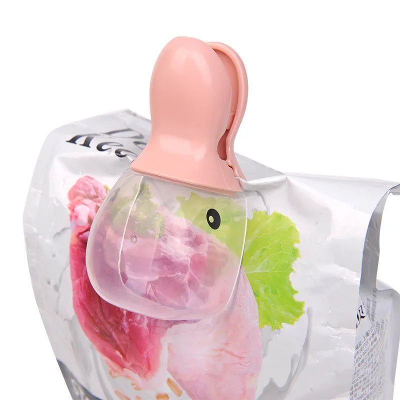 Cat food seal fresh-keeping clip with scoop in beige on a pet food bag