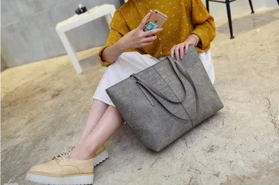 Simple European-style fashion shoulder bag in black or grey colour for spring and summer wear