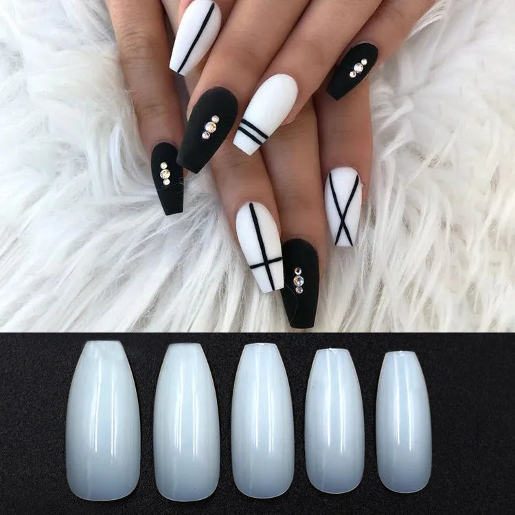 500 clear acrylic false nails in 10 sizes, made from ABS plastic, arranged on a table.