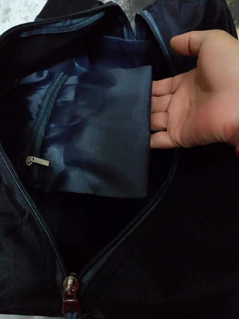 Nylon yoga and gym bag shown in available colours, next to a yoga mat, demonstrating its size for fitness equipment.