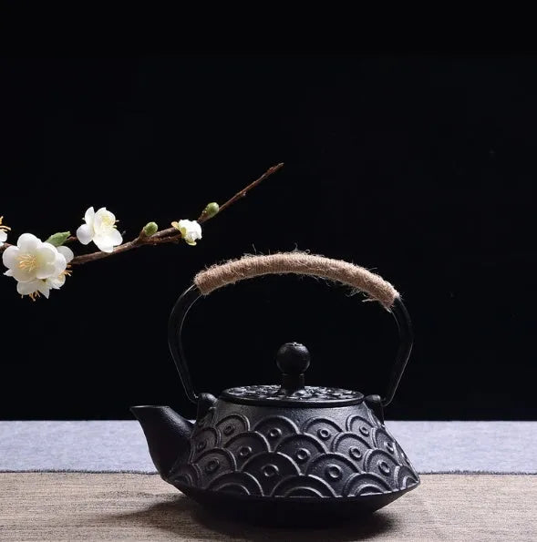 Cast iron teapot with traditional Japanese-style pattern and 0.9 litre capacity