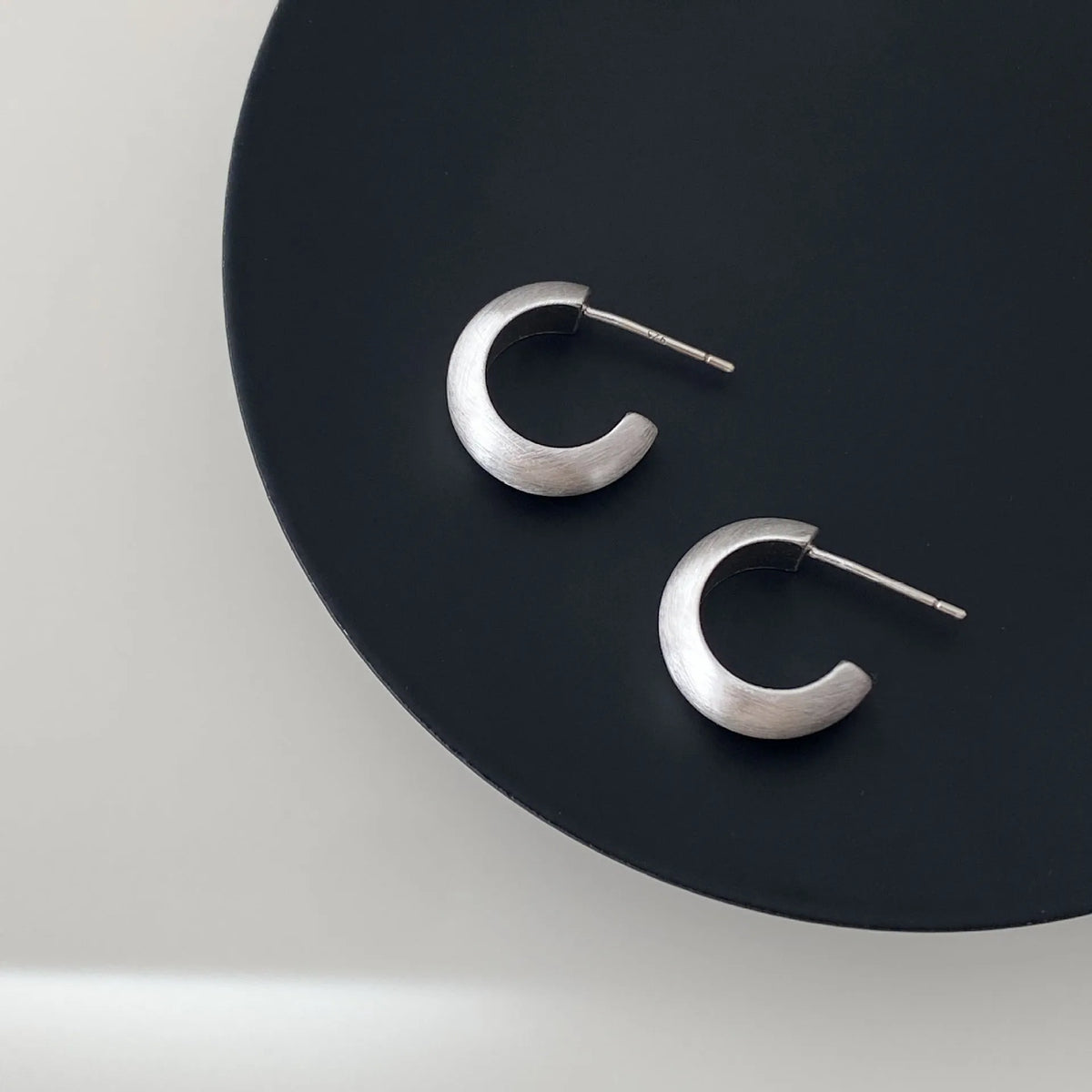 Geometric C-shaped frosted brushed copper earrings in gold or silver, ear clip or ear stud, 1 pair