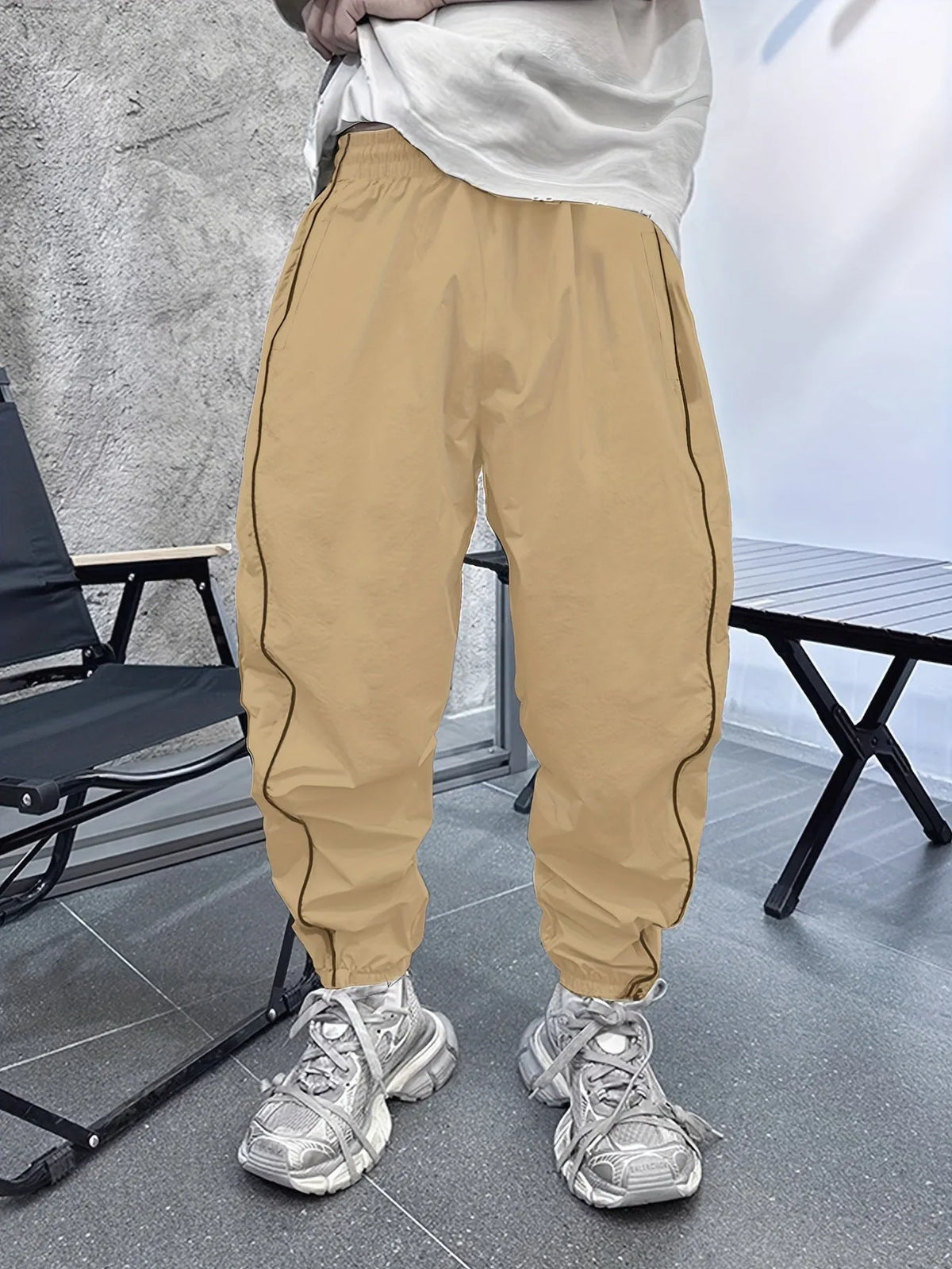 Man wearing loose-fit cropped casual trousers in bamboo fibre fabric, showing high elasticity and available colours.