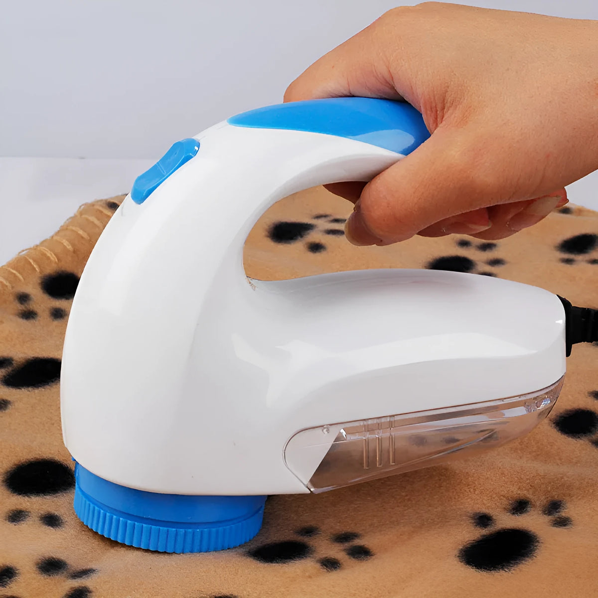 Blue electric lint remover for clothes, fleece and woolen coats with Europe plug and straight-in design