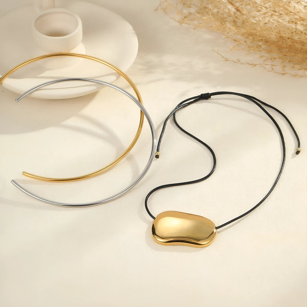 Titanium steel necklace and collar set with geometric pendant in gold or silver colour