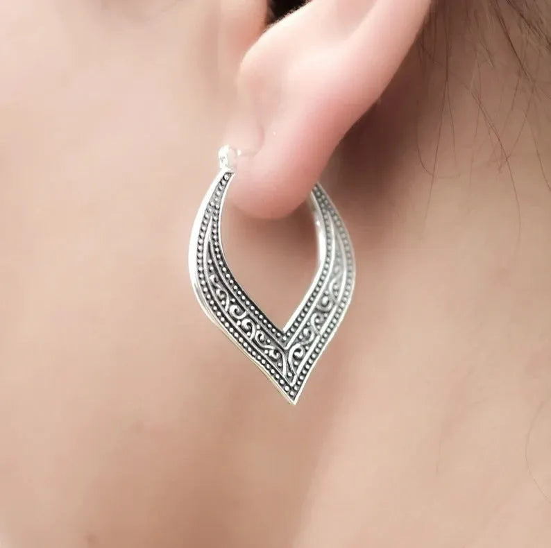 Antique silver alloy carved heart earrings with geometric ethnic style design, one pair