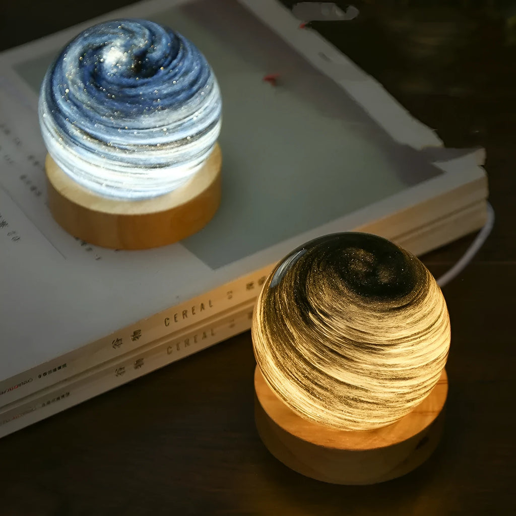 Planet-themed USB night light with modern design and three-colour dimming on included base