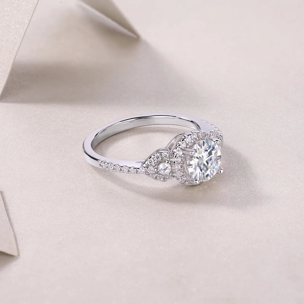 1 carat moissanite ring in S925 silver with platinum plating, sizes 5 to 9, 3.2 grams, with GRA certificate and gift box