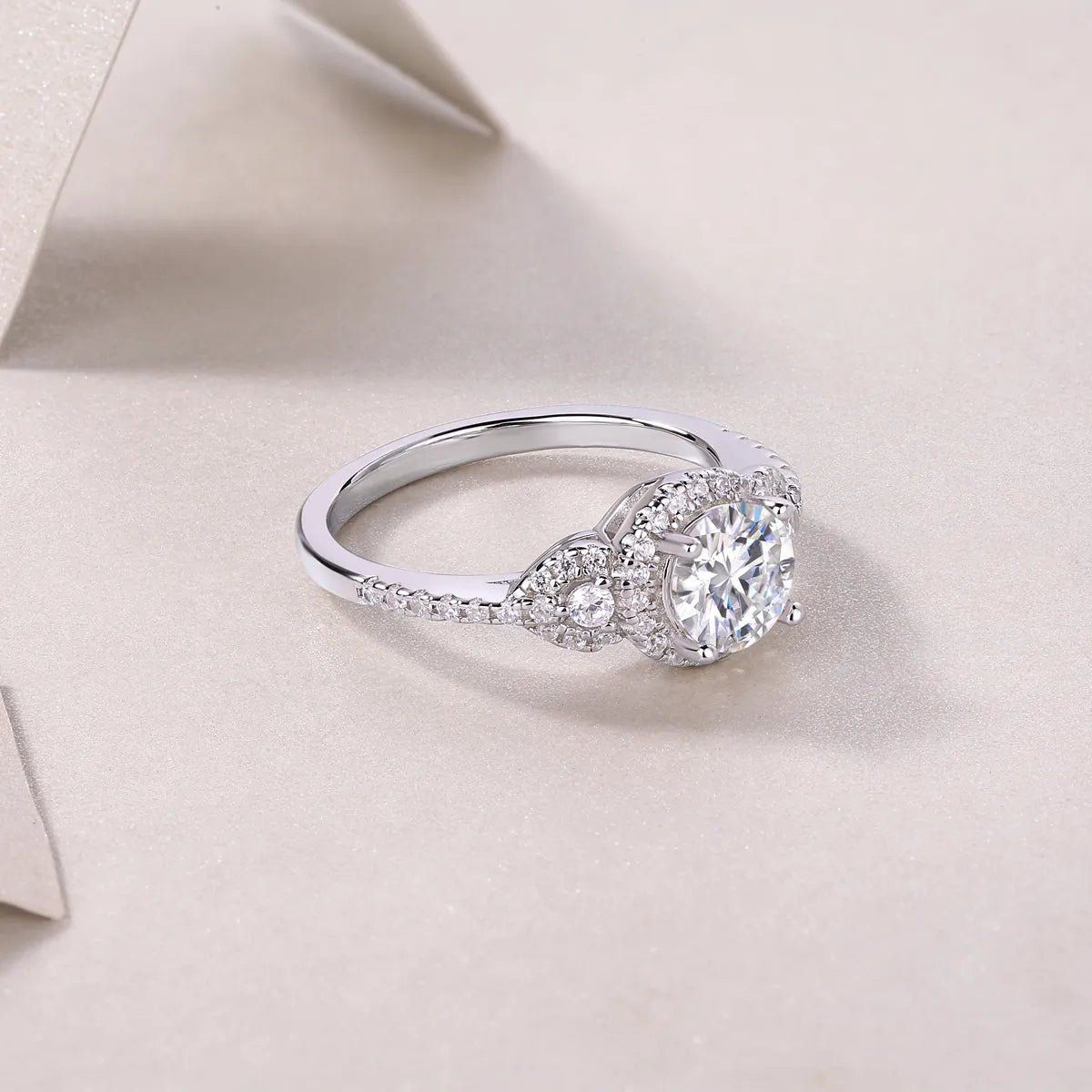 1 carat moissanite ring in S925 silver with platinum plating, sizes 5 to 9, 3.2 grams, with GRA certificate and gift box