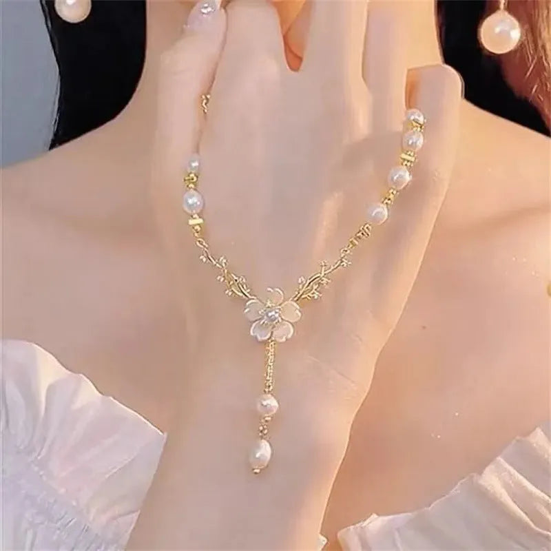 Women's alloy necklace with flower pearl pendant and floral decorative elements