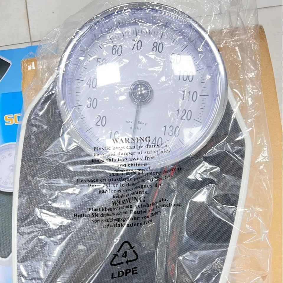 Black mechanical body weight scale with large analogue dial on a 47x35cm platform.