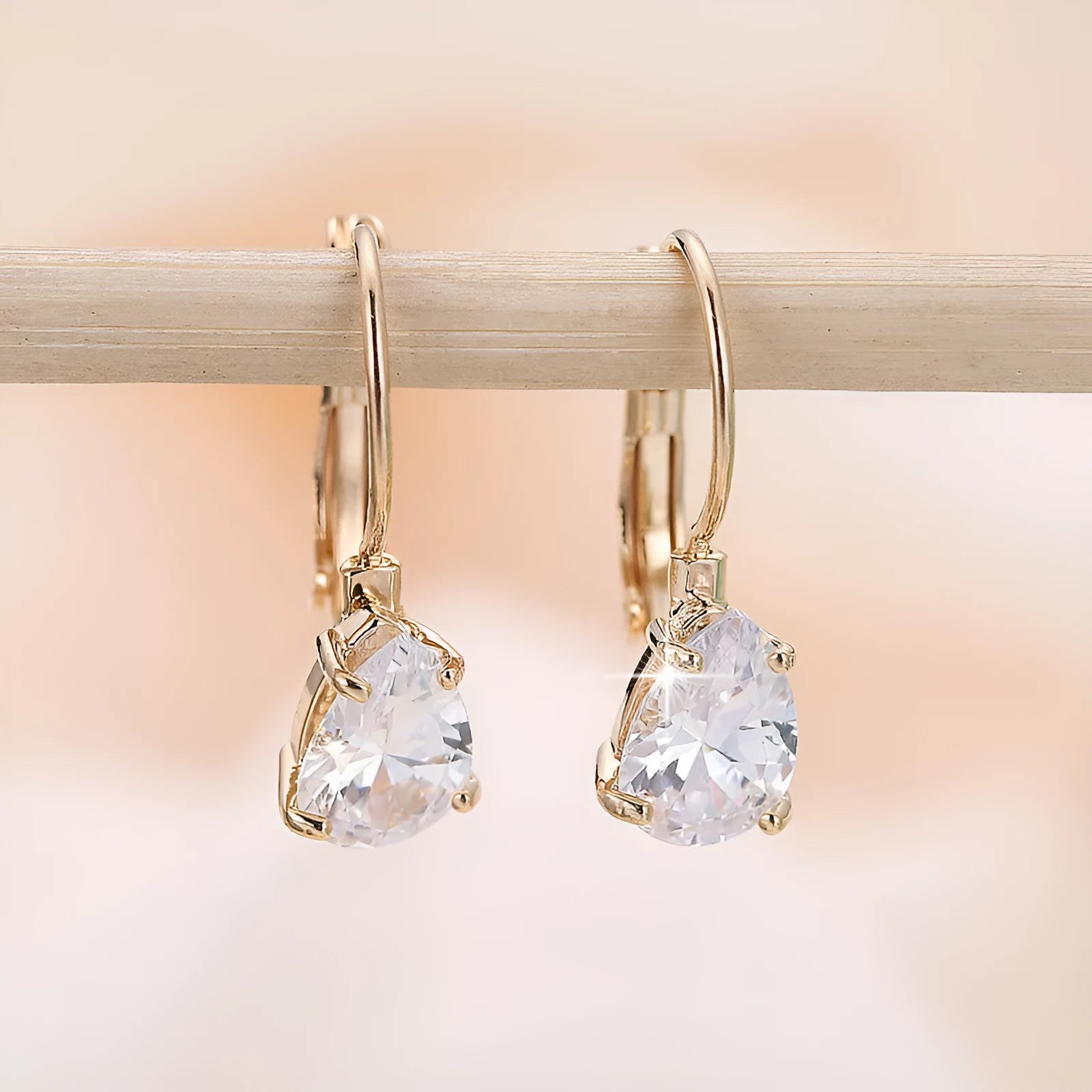 Women's drop-shaped copper earrings with metal inlays in gold and platinum colour options