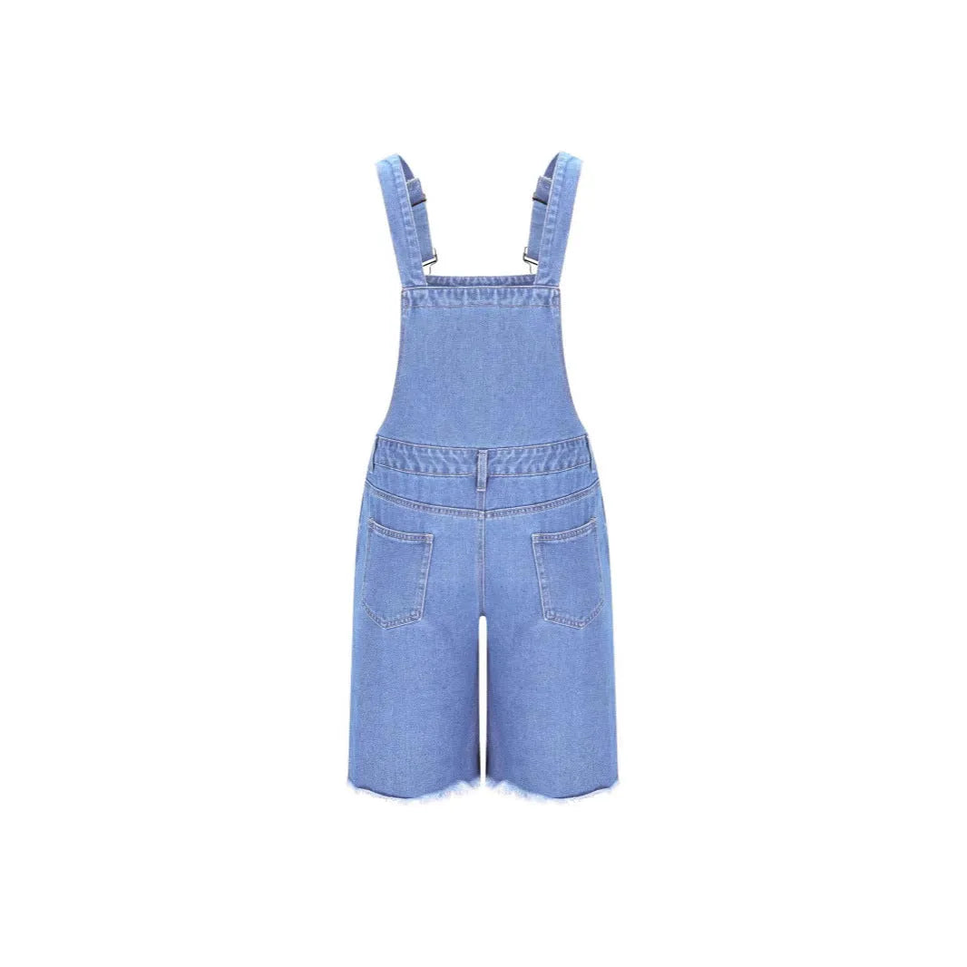 Men's ripped denim shorts with integrated suspenders in straight-leg style
