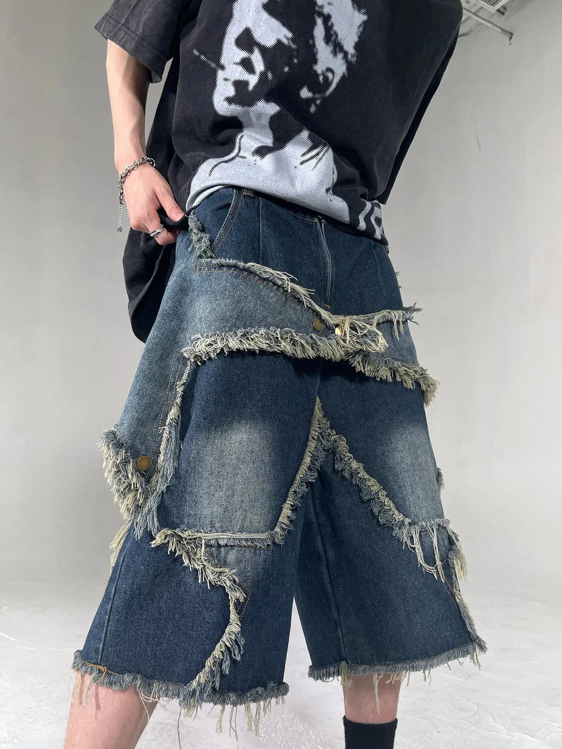 Blue retro denim shorts with frayed hem and five-pointed star design, loose fit for summer