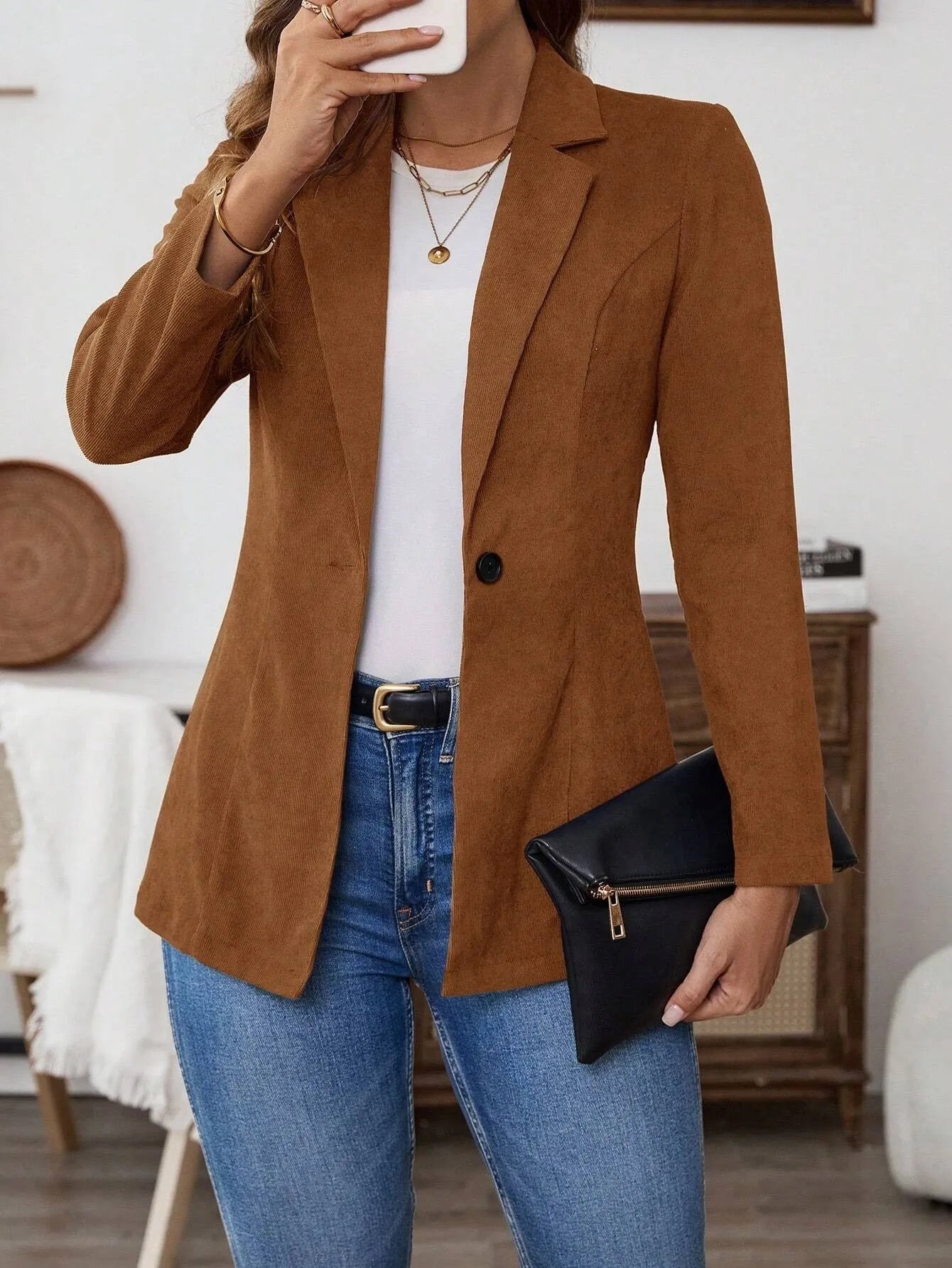 Brown men's single-breasted suit jacket with lapel collar and long sleeves.