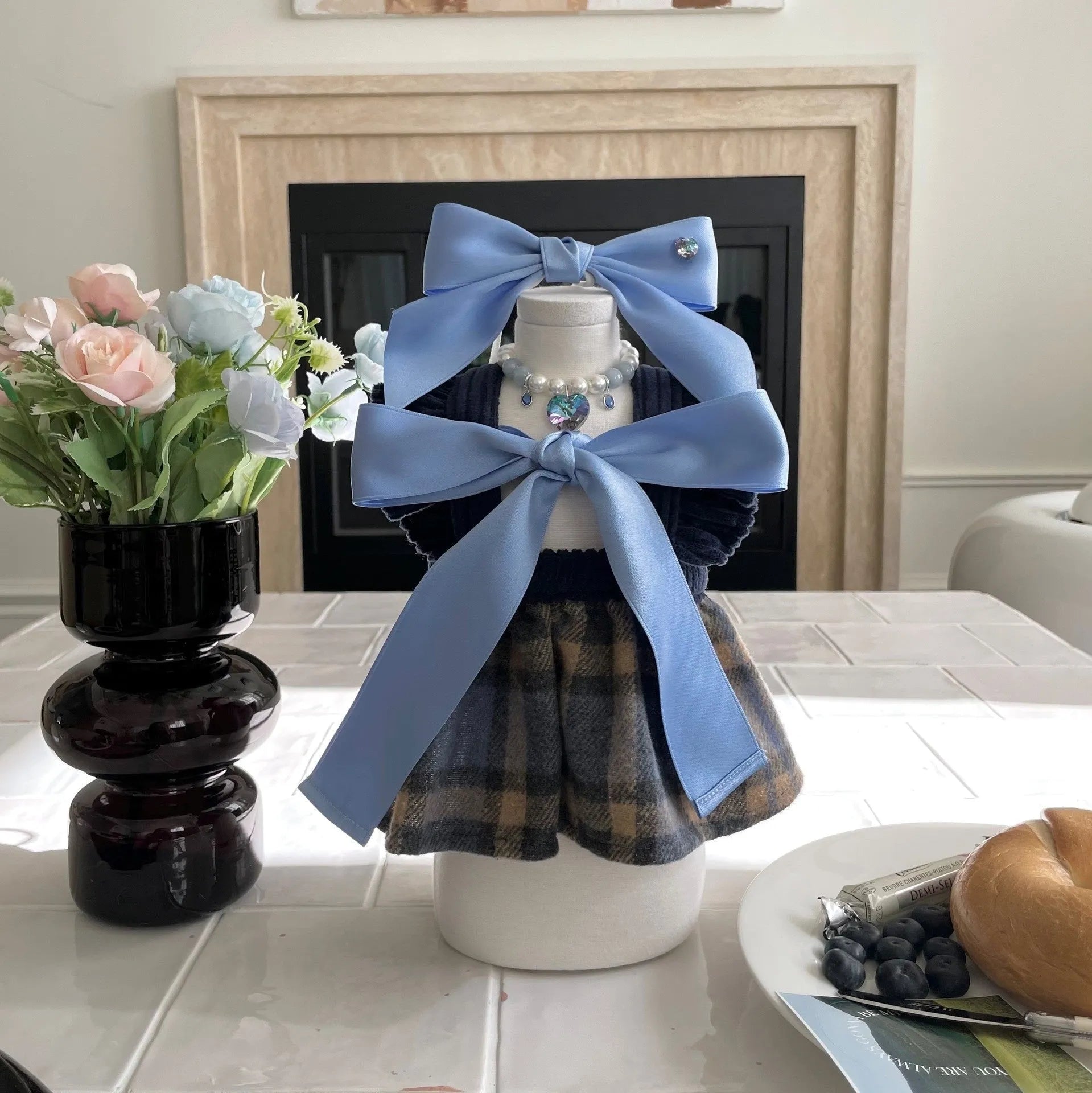 Adjustable princess-style dog hair band headdress with bow tension on blue ribbon