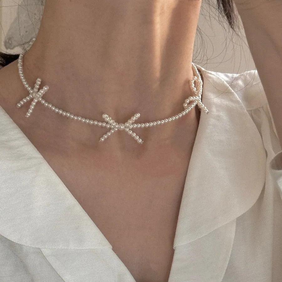 White bow pearl necklace with adjustable chain length from 31cm to 40cm