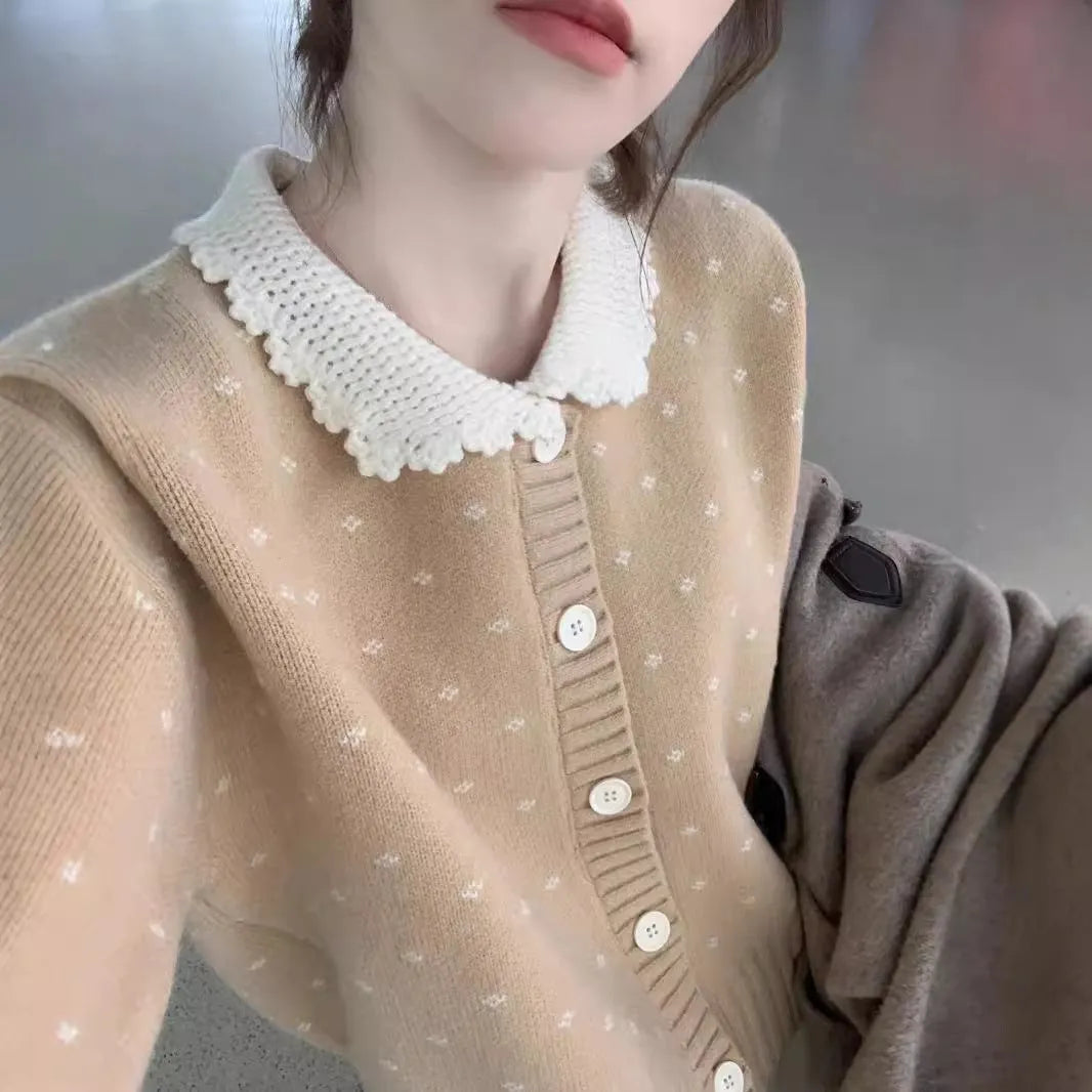 Retro grey knitted cardigan coat with Peter Pan collar and floral pattern, buttoned up