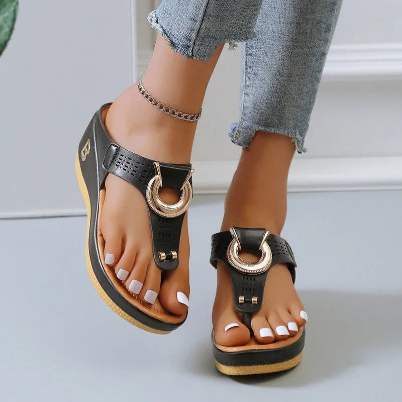 Women's thong sandals with metal decorative detail, wedge heel 3-5cm, PU upper, available in multiple colours