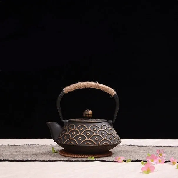 Cast iron teapot with traditional Japanese-style pattern and 0.9 litre capacity