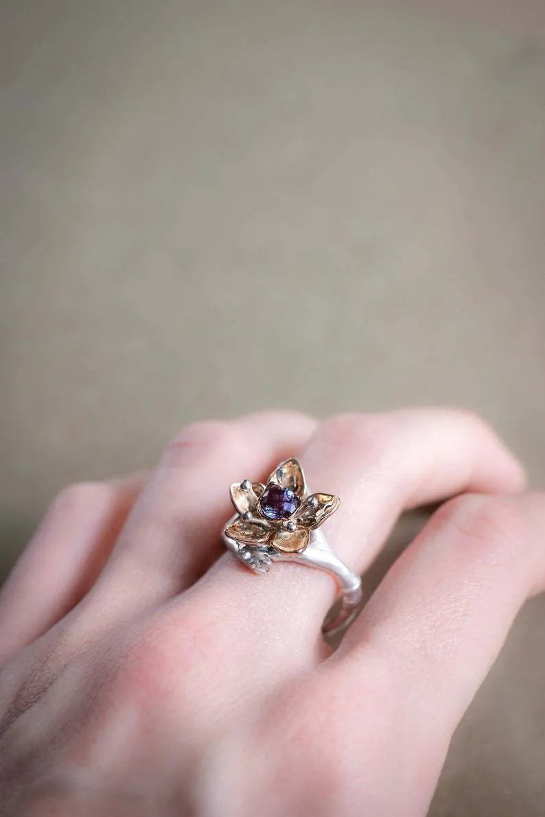 Two-tone floral geometric women's ring in silver colour, alloy construction, shown at angle