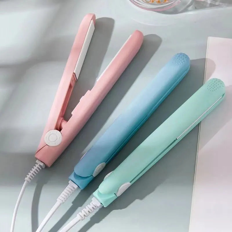 Mini hair straightener for bangs in a choice of five colours with its storage box.
