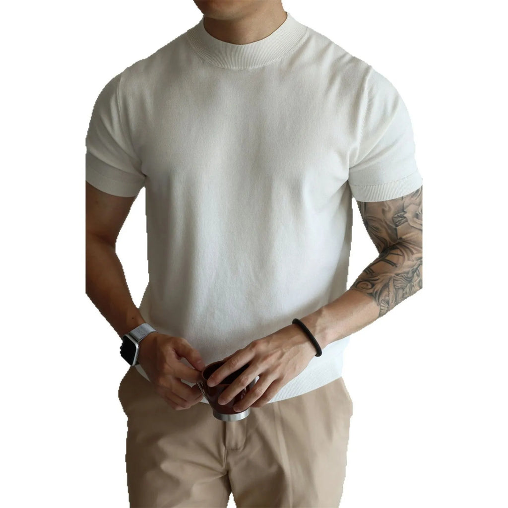 Men's slim-fit solid colour t-shirt in breathable polyester knit fabric.
