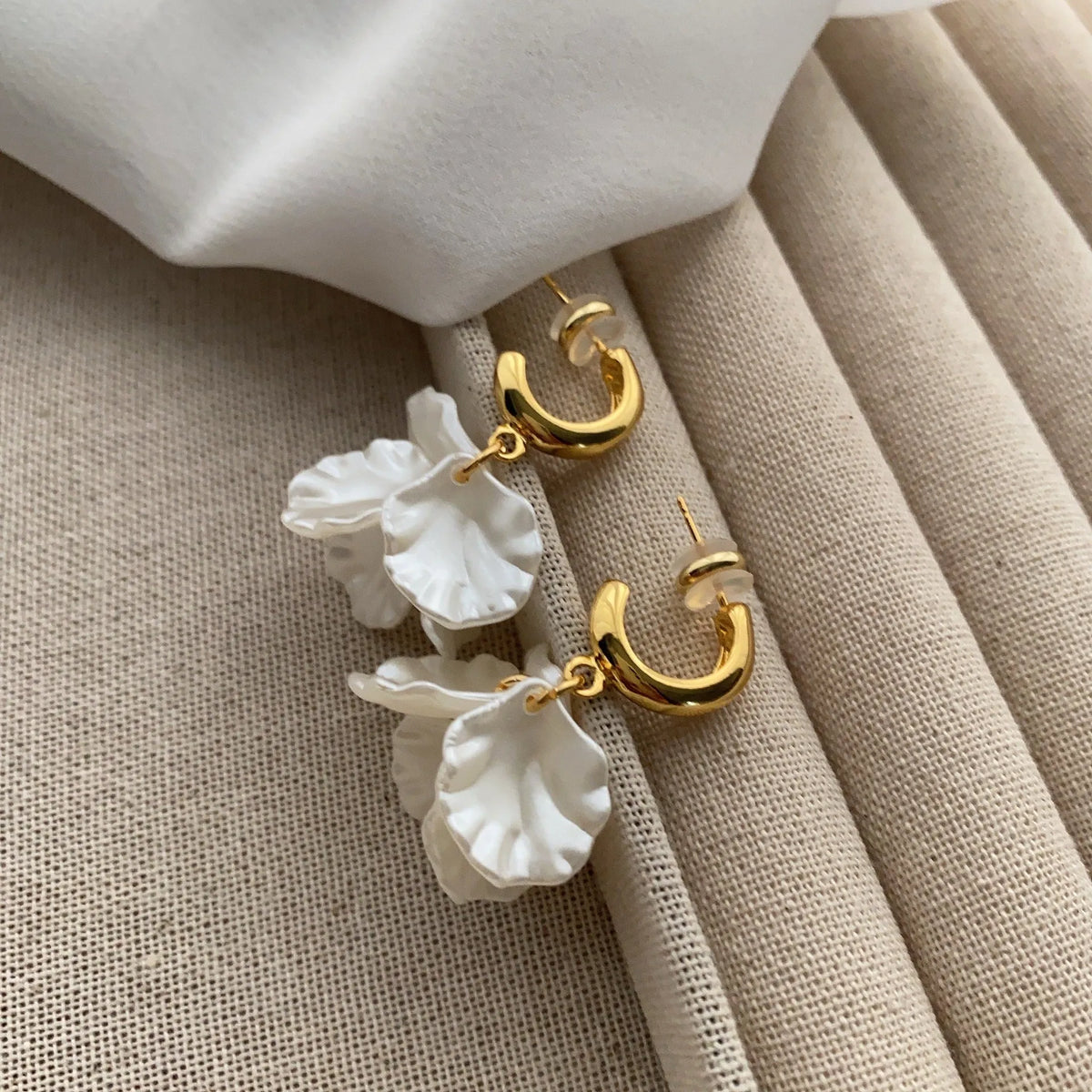 Tassel imitation pearl ear studs in colour ER2791 with silver needle fitting, geometric floral shape, electroplated finish