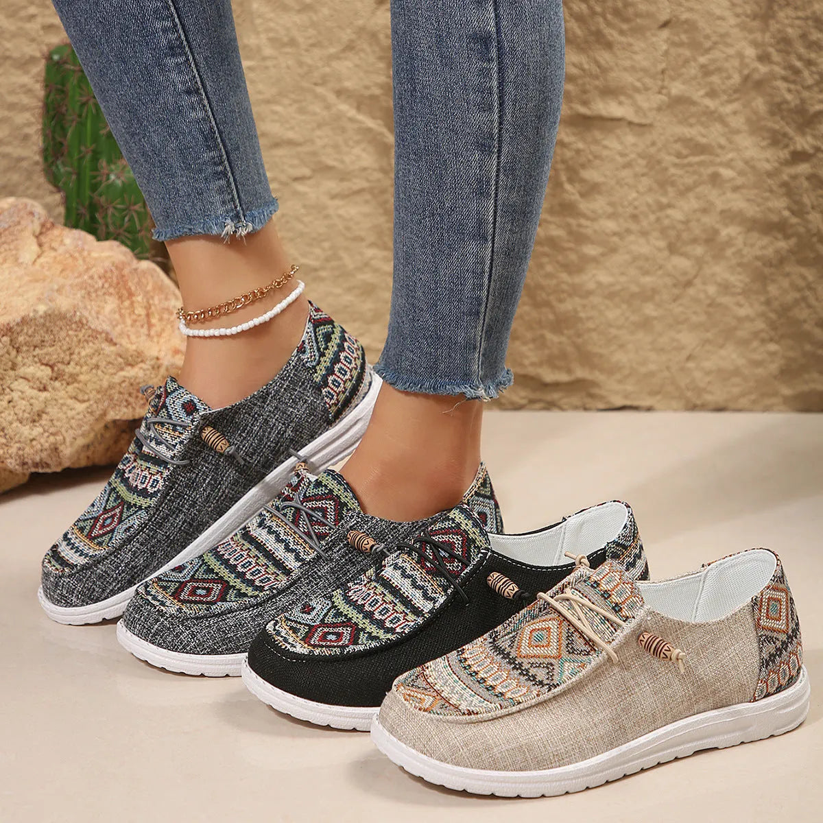 Women's black low-top flat shoes with round toe and artificial PU upper