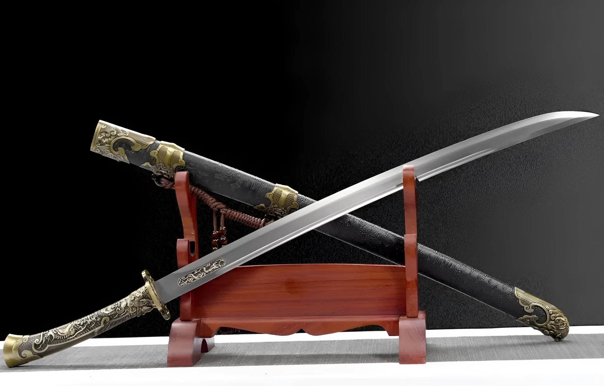 Fulong Wild Goose Feather Saber with integral keel, 108cm length, unsharpened high manganese steel blade, and leather-covered scabbard