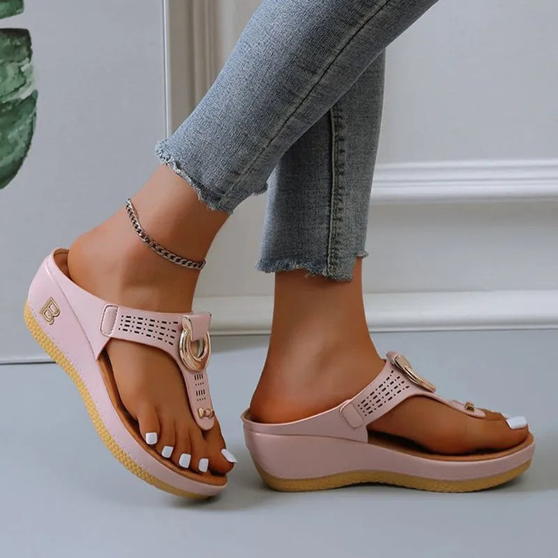 Women's thong sandals with metal decorative detail, wedge heel 3-5cm, PU upper, available in multiple colours